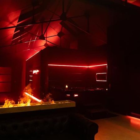 Loveroom O Diable Des Plaisirs Avec Jacuzzi Tourcoing Esterno foto