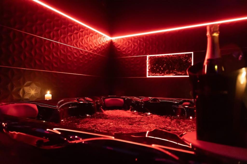 Loveroom O Diable Des Plaisirs Avec Jacuzzi Tourcoing Esterno foto