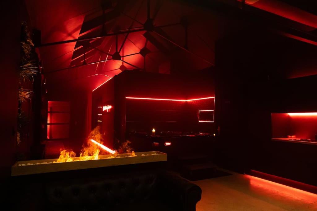 Loveroom O Diable Des Plaisirs Avec Jacuzzi Tourcoing Esterno foto