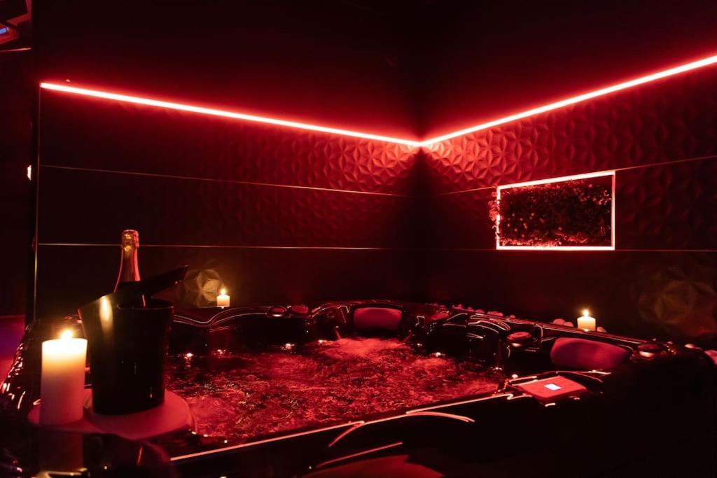 Loveroom O Diable Des Plaisirs Avec Jacuzzi Tourcoing Esterno foto