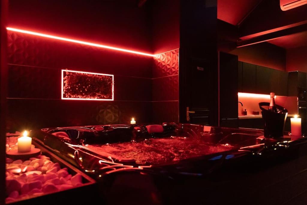 Loveroom O Diable Des Plaisirs Avec Jacuzzi Tourcoing Esterno foto