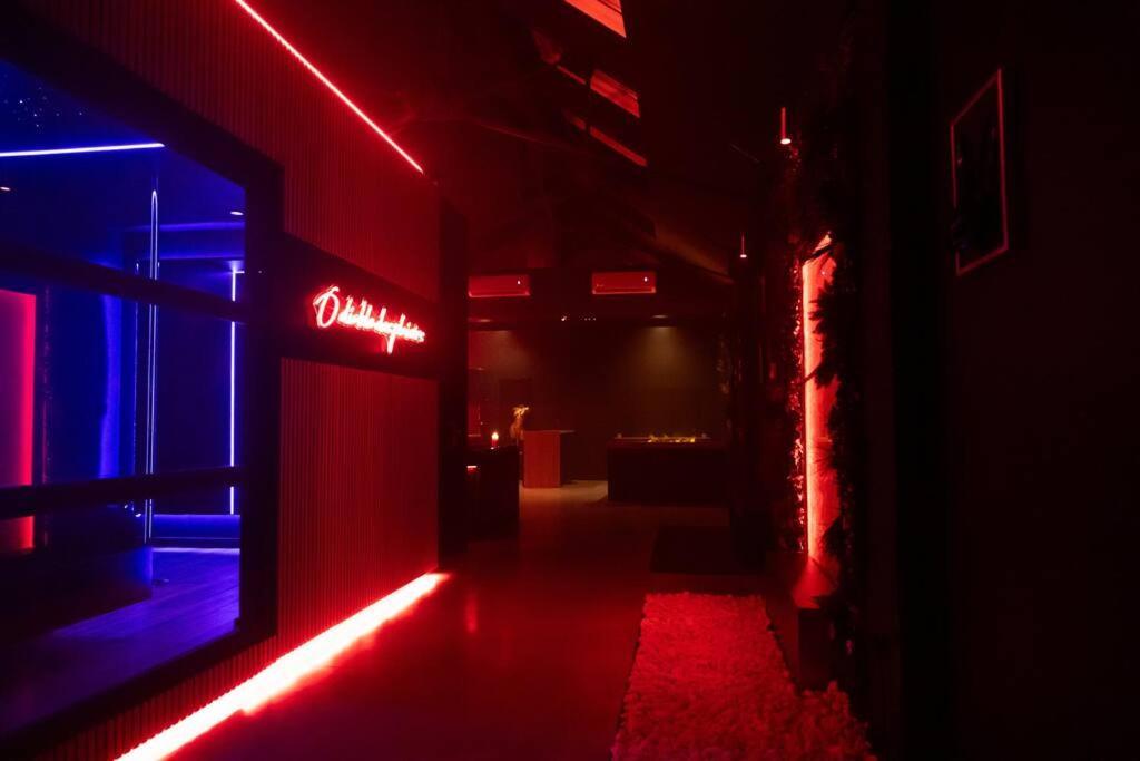 Loveroom O Diable Des Plaisirs Avec Jacuzzi Tourcoing Esterno foto
