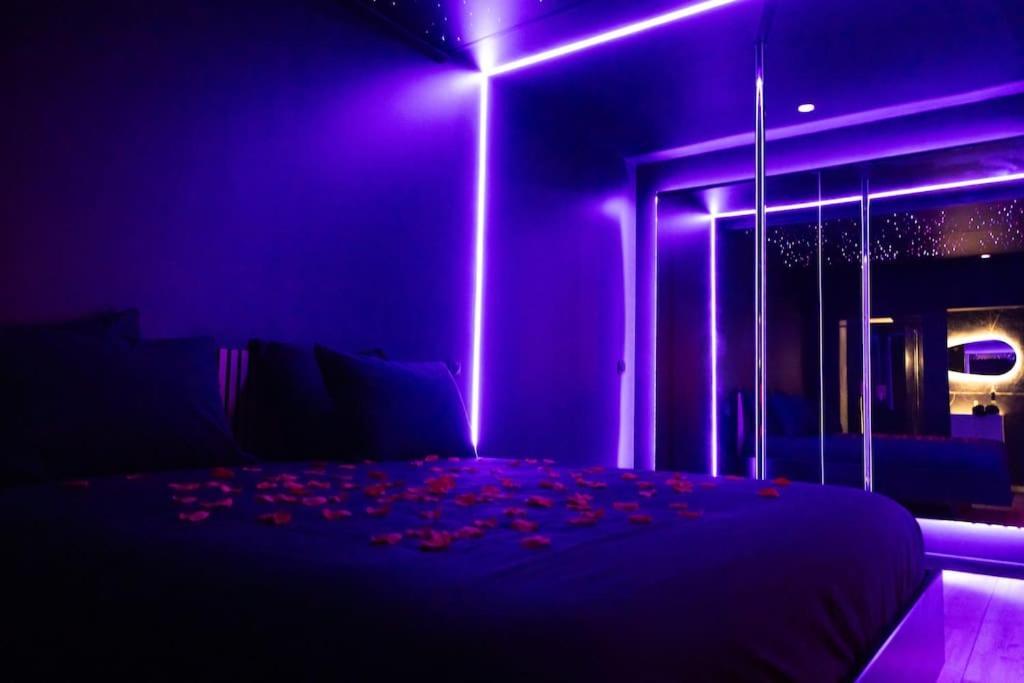 Loveroom O Diable Des Plaisirs Avec Jacuzzi Tourcoing Esterno foto