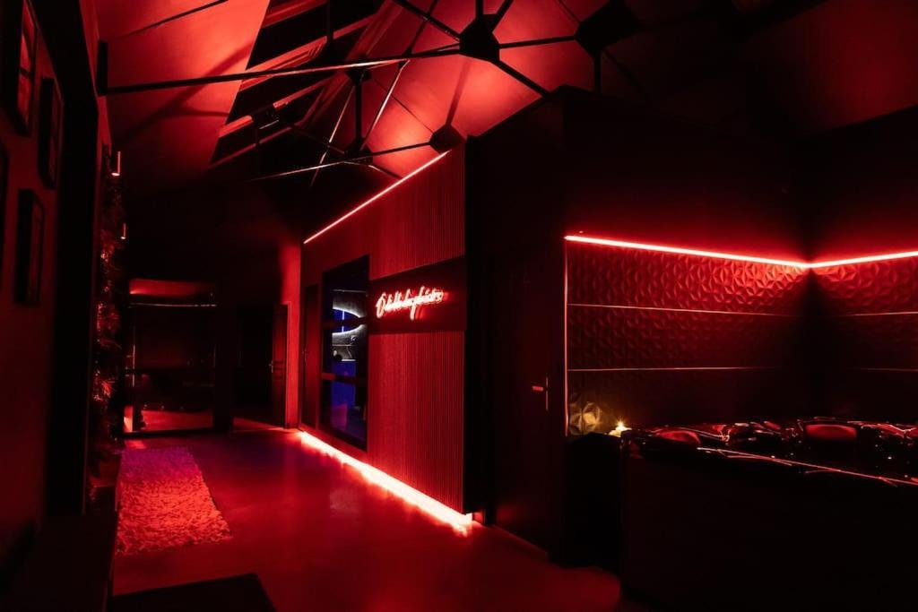 Loveroom O Diable Des Plaisirs Avec Jacuzzi Tourcoing Esterno foto